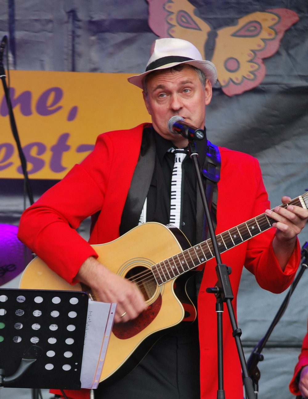 Peter Apelt mit der Gitarre auf der Bühne