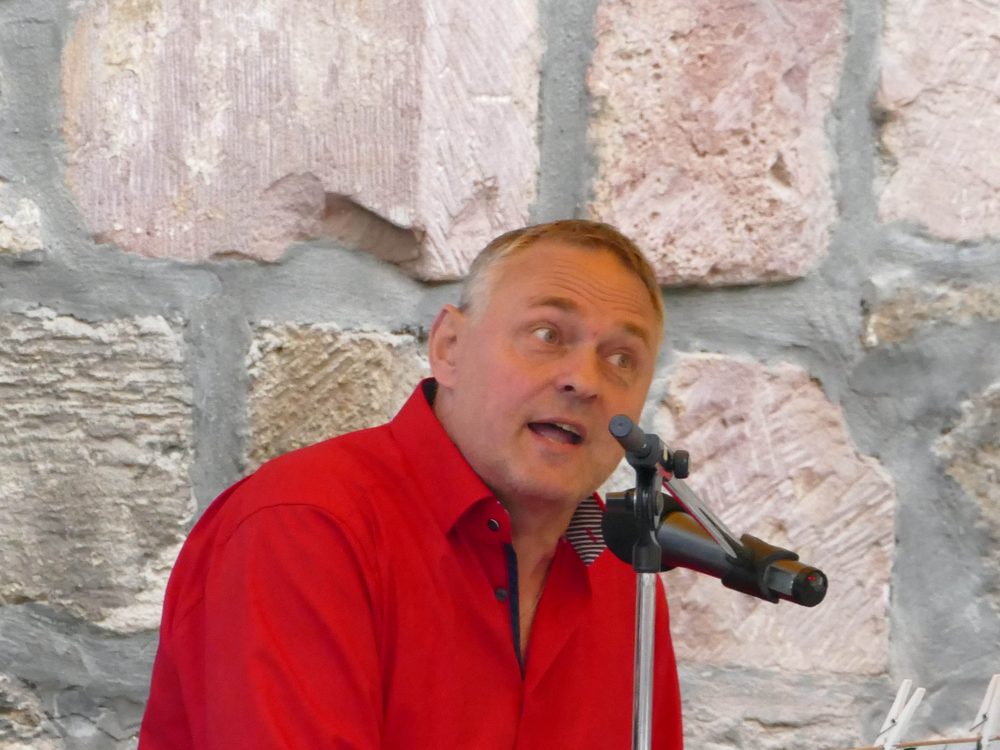 Peter Apelt als Alleinunterhalter am Mikrofon