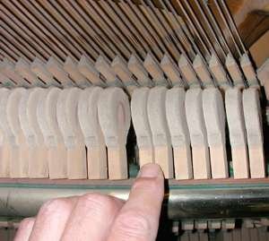 Lockere Achsen einer Klaviermechanik