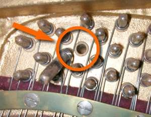 Lockere Stimmwirbel an einem Klavier