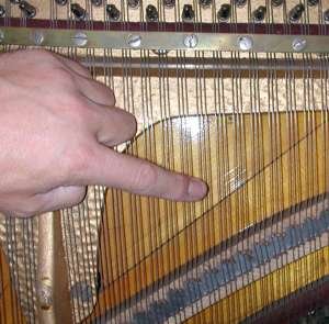 Risse im Resonanzboden eines Klaviers